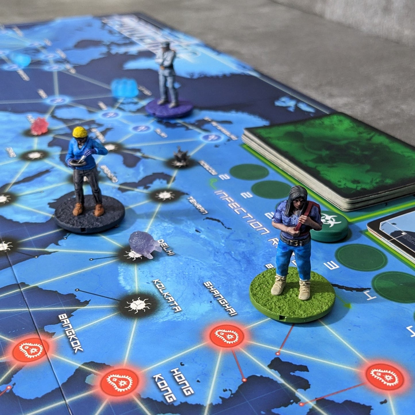 Großes, winziges Figurenpaket mit 23 Figuren, inspiriert von den 15 mm Brettspielcharakteren „Pandemie“, „Am Rande der Verzweiflung“, „Im Labor“ und „Ausnahmezustand“.