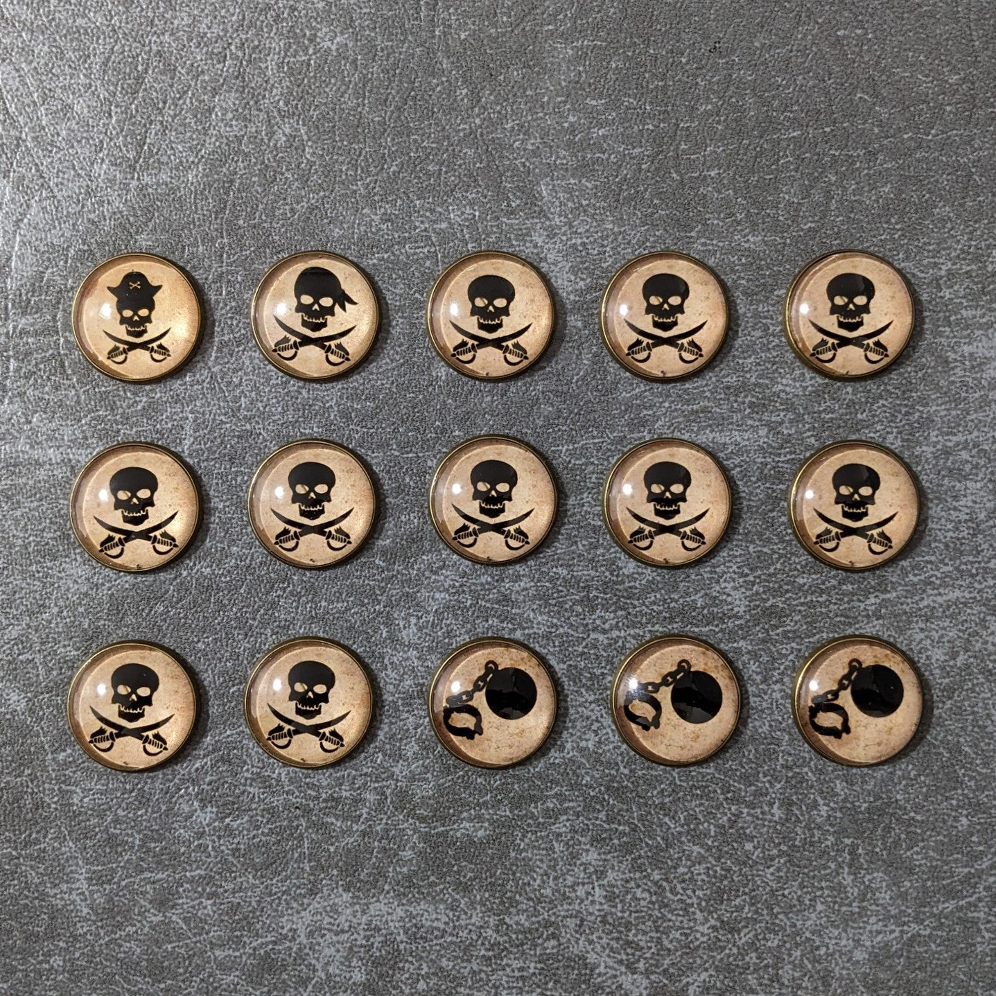 Pack de 26 jetons en verre et métal pour classe de personnage de Donjons et Dragons