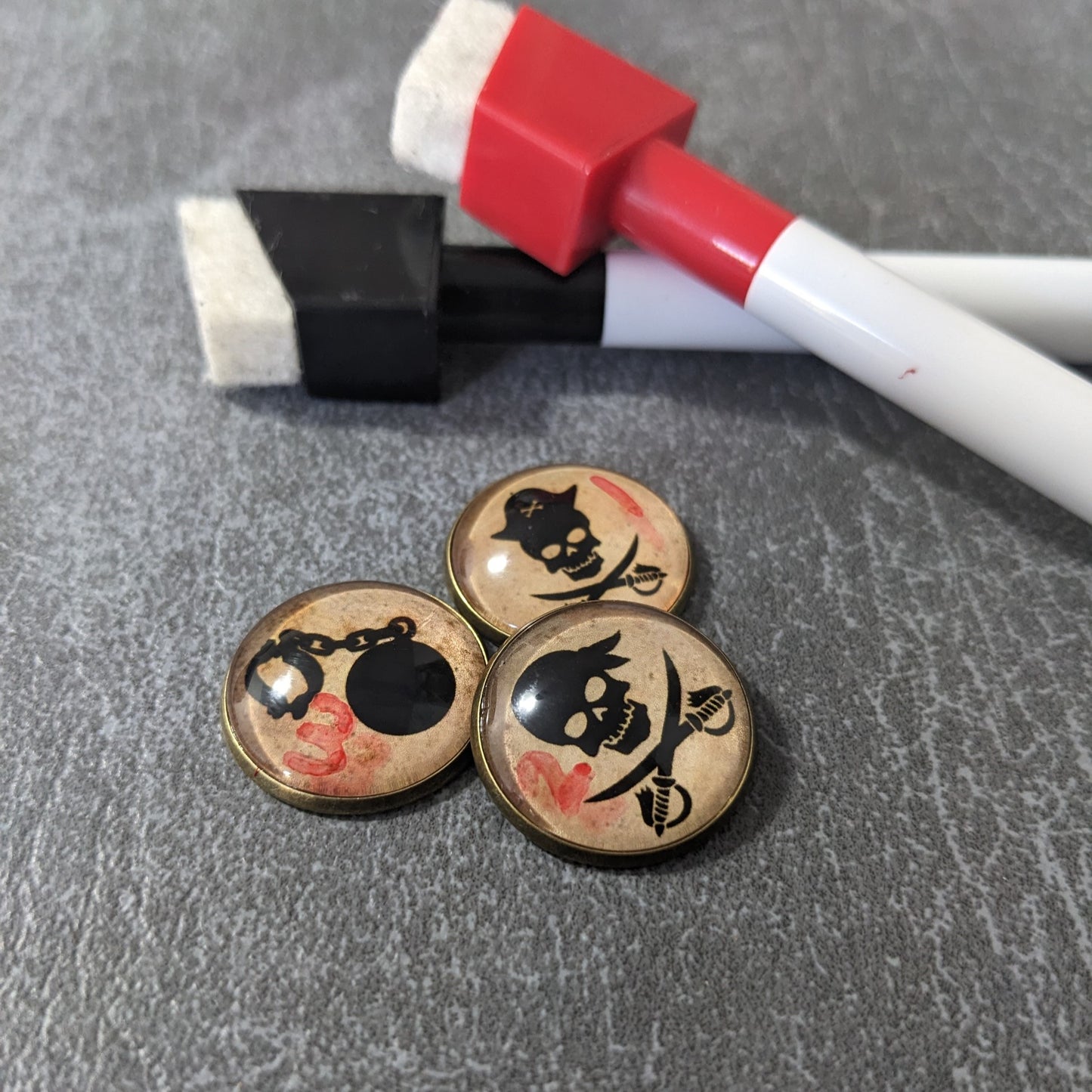 Pack de 26 jetons en verre et métal pour classe de personnage de Donjons et Dragons