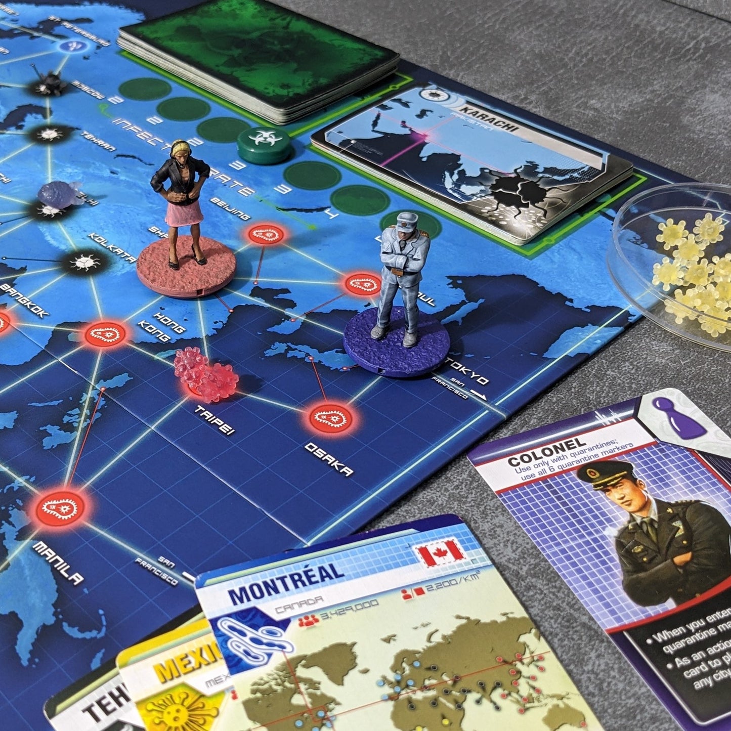 Großes, winziges Figurenpaket mit 23 Figuren, inspiriert von den 15 mm Brettspielcharakteren „Pandemie“, „Am Rande der Verzweiflung“, „Im Labor“ und „Ausnahmezustand“.