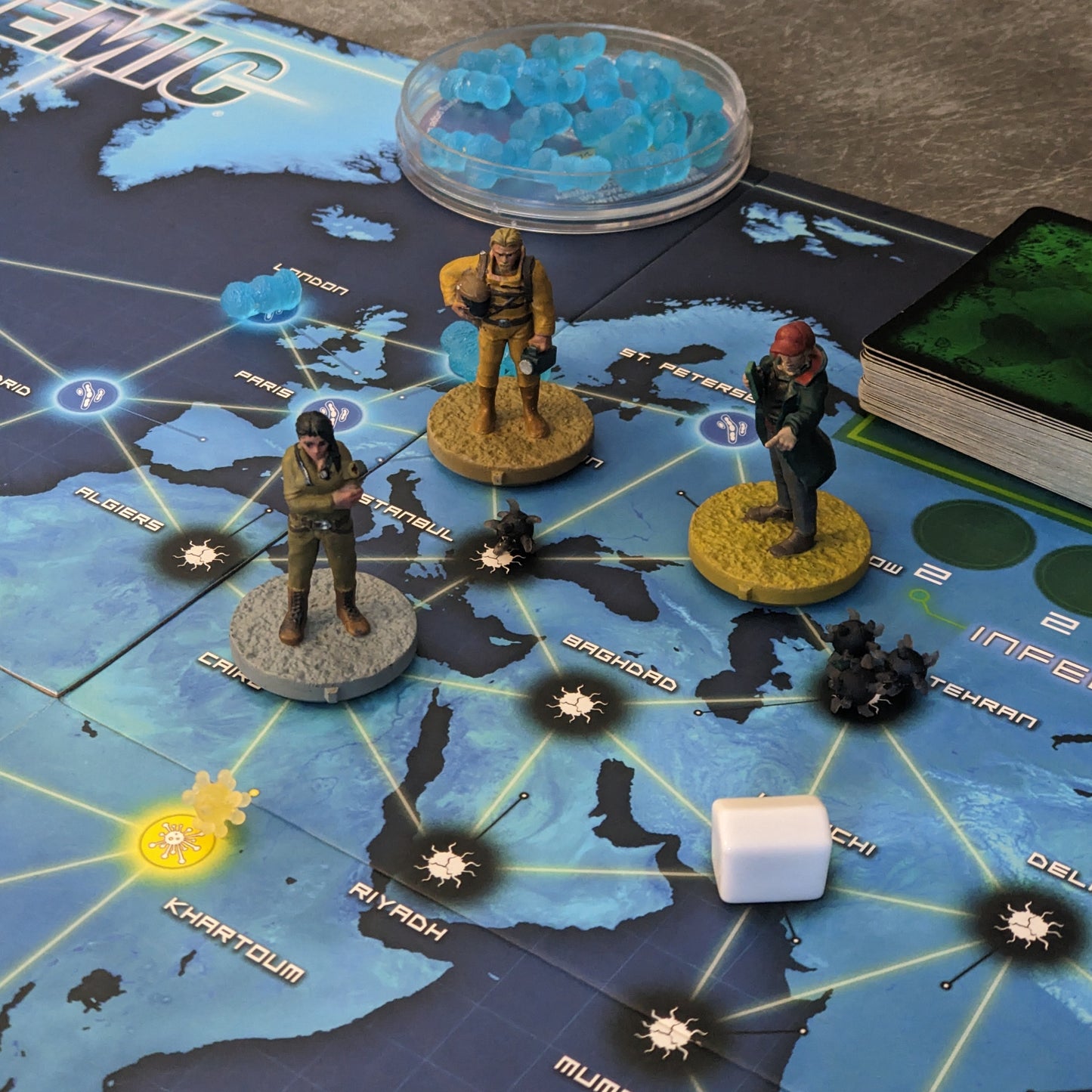 Großes, winziges Figurenpaket mit 23 Figuren, inspiriert von den 15 mm Brettspielcharakteren „Pandemie“, „Am Rande der Verzweiflung“, „Im Labor“ und „Ausnahmezustand“.