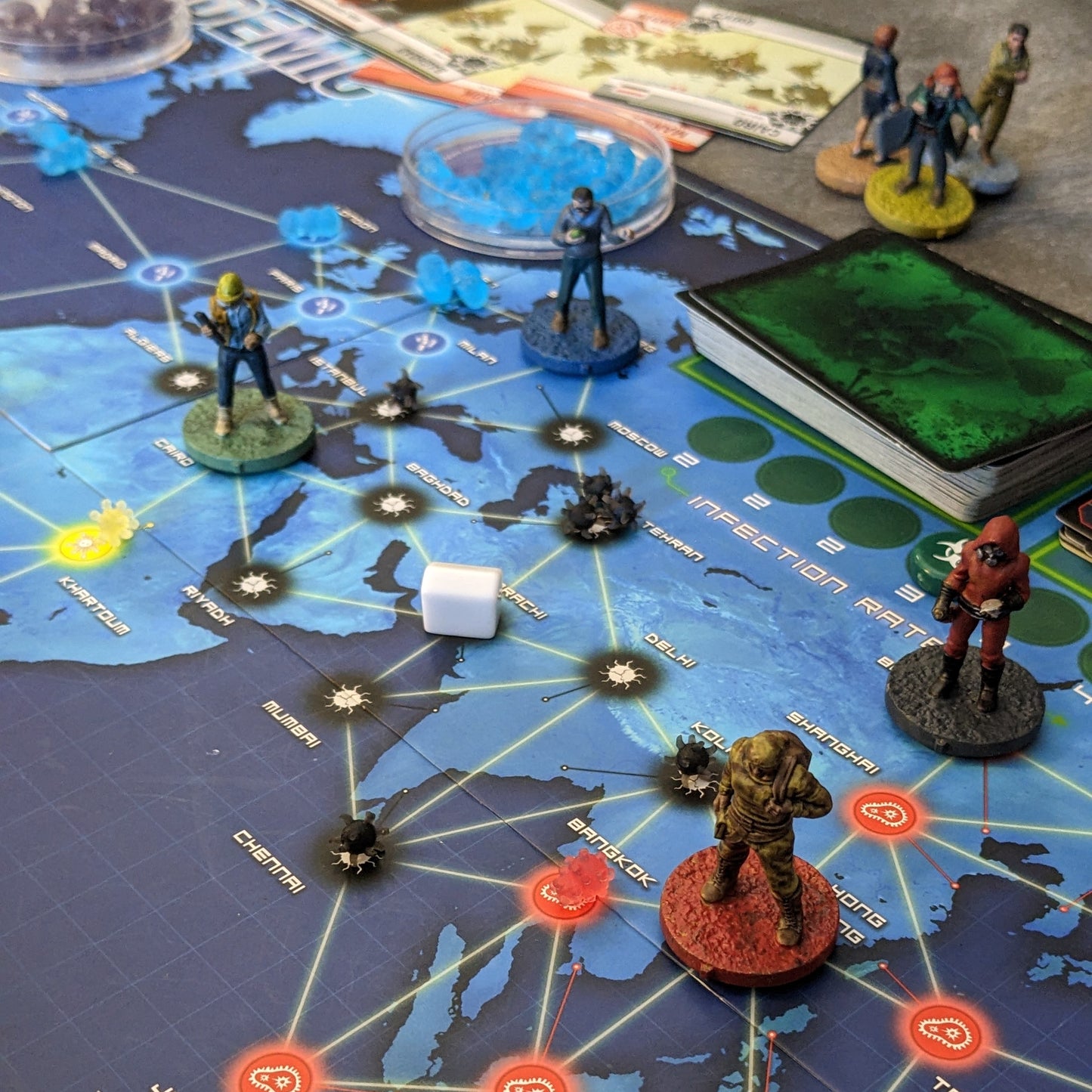 Großes, winziges Figurenpaket mit 23 Figuren, inspiriert von den 15 mm Brettspielcharakteren „Pandemie“, „Am Rande der Verzweiflung“, „Im Labor“ und „Ausnahmezustand“.